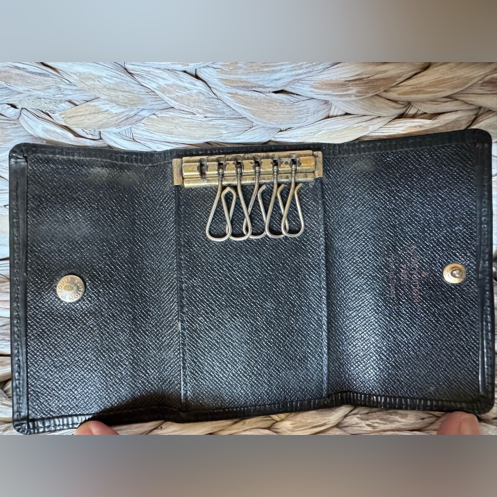 Black leather Louis Vuitton Epi 5 key holder - Picture 3 of 4